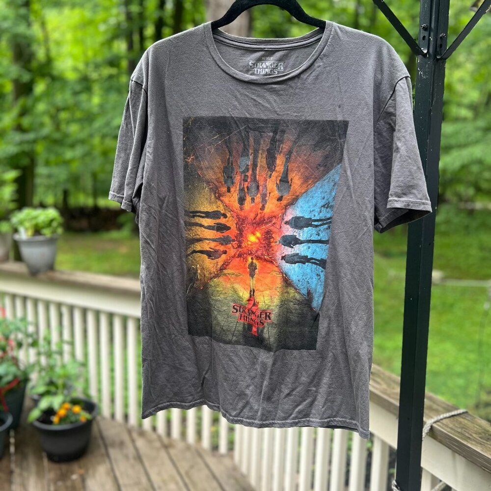 Men’s Stranger Things Graphic Tee – Size L by Netflix